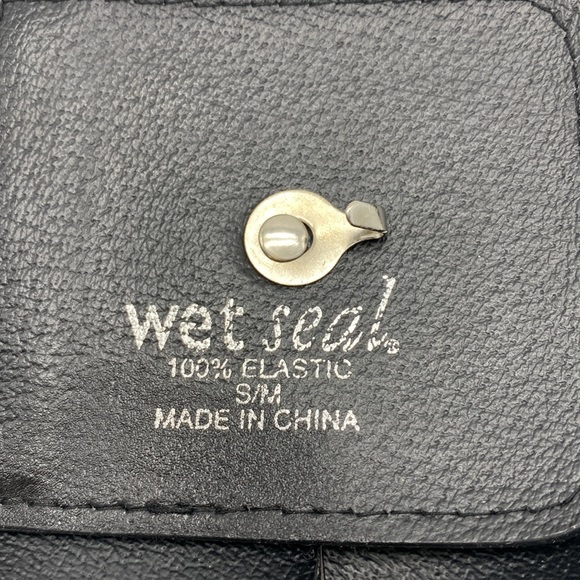 Womens Black Wide Elastic Stretch Waistband BELT Shiny FauxLeather Flower Buckle - Picture 7 of 10